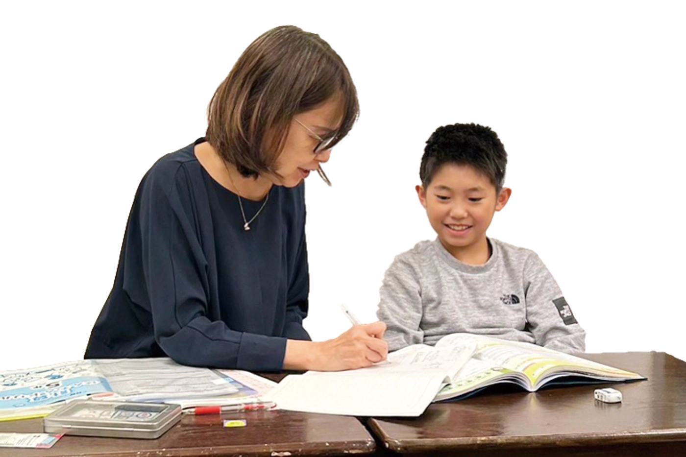 教室でお子さまと対話しながら指導するなみ先生